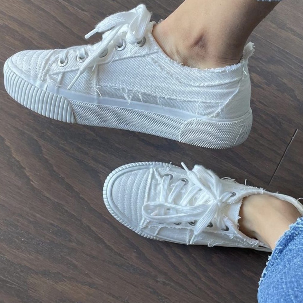 Blowfish Malibu White “Clay” Distressed Sneaker, Size 6 (maybe 5 1/2?)